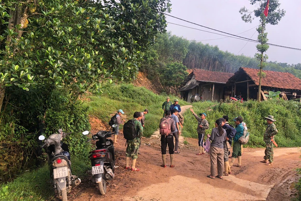 Huy động hơn 60 người tìm kiếm nạn nhân mất tích trong rừng - 1 Huy động hơn 60 người tìm kiếm nạn nhân mất tích trong rừng - 1