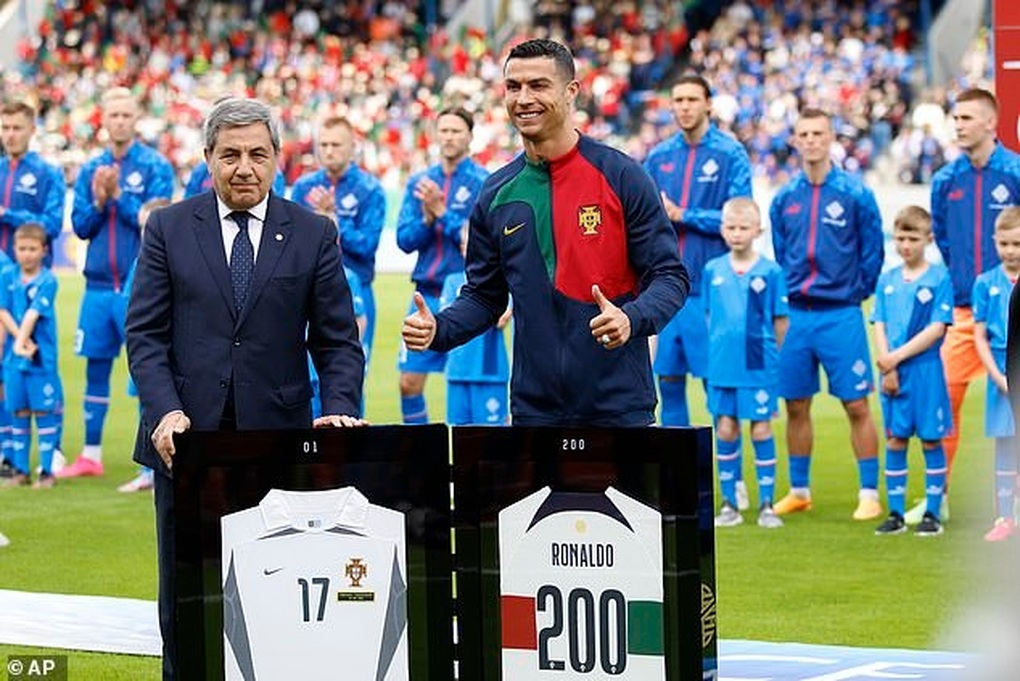 Cristiano Ronaldo nhận kỷ lục Guinness - 2 Cristiano Ronaldo nhận kỷ lục Guinness - 2