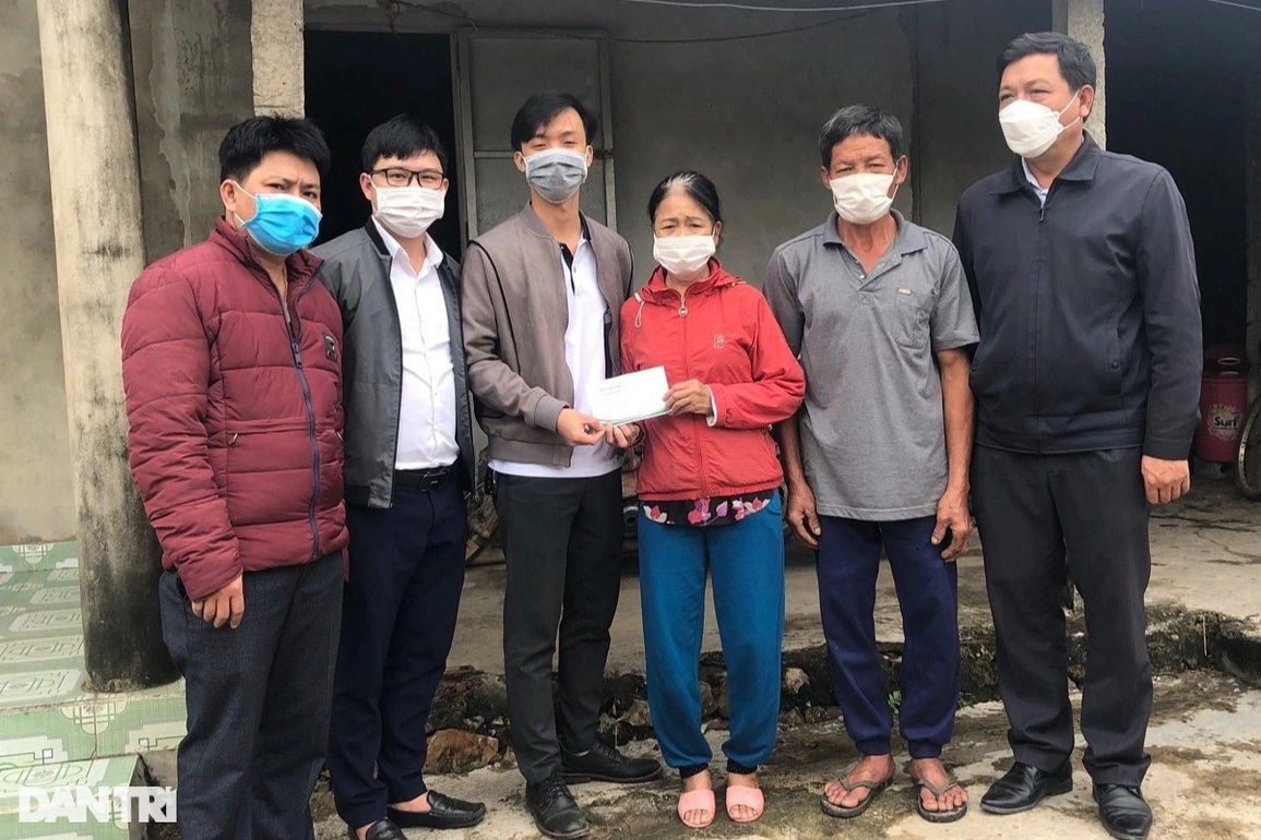 Người mẹ ung thư, chăm 2 con u não được giúp đỡ gần 113 triệu đồng - 2 Người mẹ ung thư, chăm 2 con u não được giúp đỡ gần 113 triệu đồng - 2