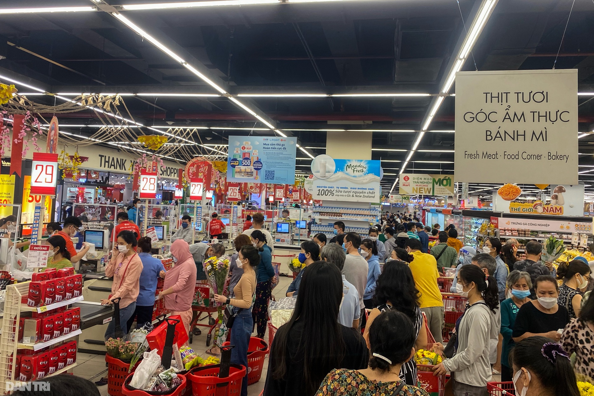 Khách chen chân xếp hàng 2 giờ mới đến lượt thanh toán tại siêu thị ở TPHCM - 8 Khách chen chân xếp hàng 2 giờ mới đến lượt thanh toán tại siêu thị ở TPHCM - 8