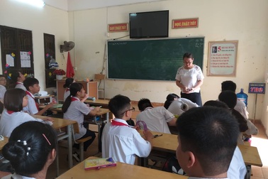 Hàng trăm học sinh cứ đến giờ học tiếng Anh lại ngồi chơi do thiếu giáo viên