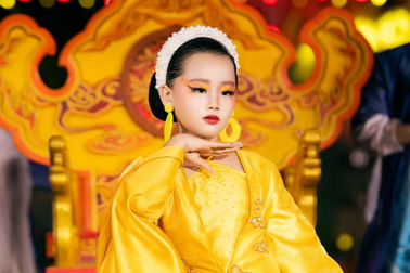 Mẫu nhí 7 tuổi hóa thân thành công chúa ở show thời trang Phố cổ Hoa Lư