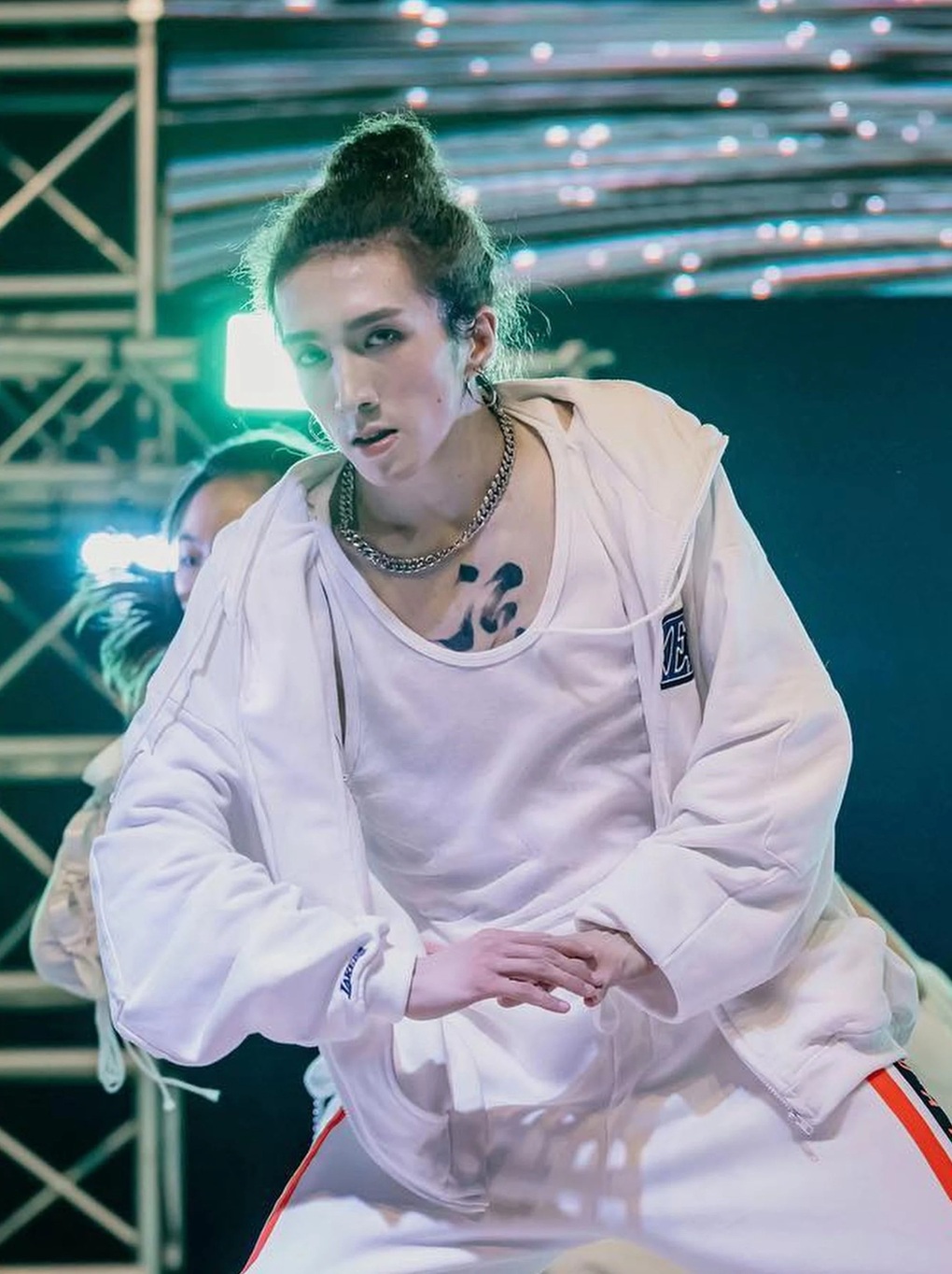 Vũ công bị liệt lần đầu lên tiếng sau tai nạn rơi màn hình làm gãy đốt sống - 1