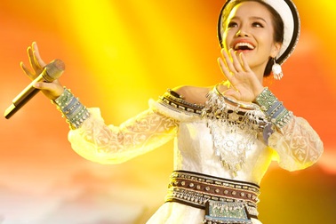 Bất ngờ cô gái Nùng giành quán quân sao mai 2017, nhận “cơn mưa” giải thưởng