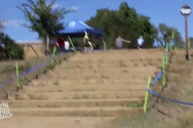 Choáng với cách leo cầu thang của vận động viên đua xe đạp