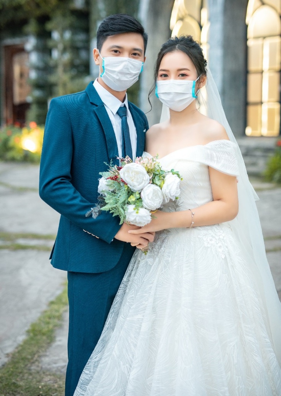 Dịch corona bùng phát, bộ ảnh cưới cô dâu chú rể đeo khẩu trang gây “sốt” mạng - 1 Dịch corona bùng phát, bộ ảnh cưới cô dâu chú rể đeo khẩu trang gây “sốt” mạng - 1