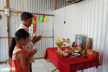 Mất mẹ vì Covid-19, bé gái sống khốn khổ cùng cha bị bệnh động kinh