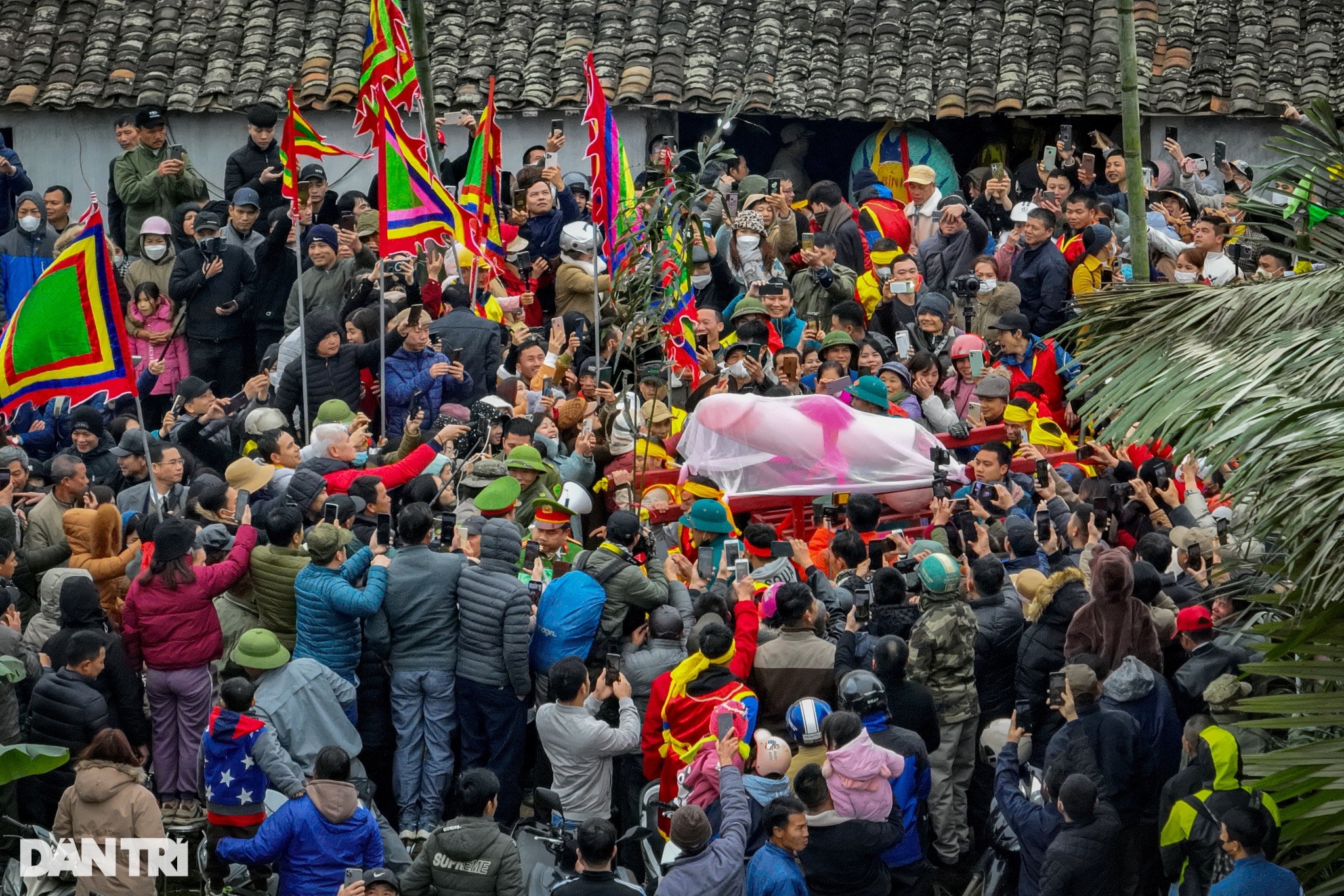 Trai đinh Lạng Sơn rước của quý dài hơn 1m trong lễ hội Ná Nhèm - 5