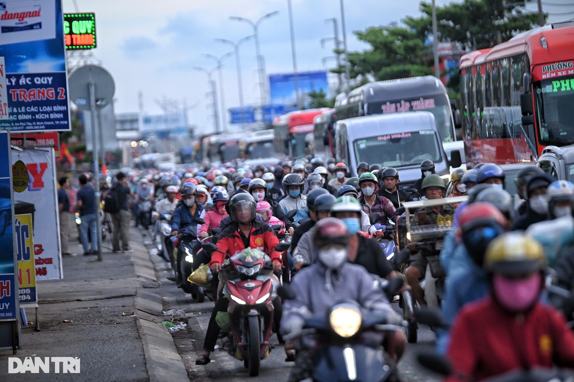 Người dân trở lại TPHCM sau kỳ nghỉ lễ 30/4: Kẹt xe, mệt mỏi dưới nắng nóng - 12 Người dân trở lại TPHCM sau kỳ nghỉ lễ 30/4: Kẹt xe, mệt mỏi dưới nắng nóng - 12