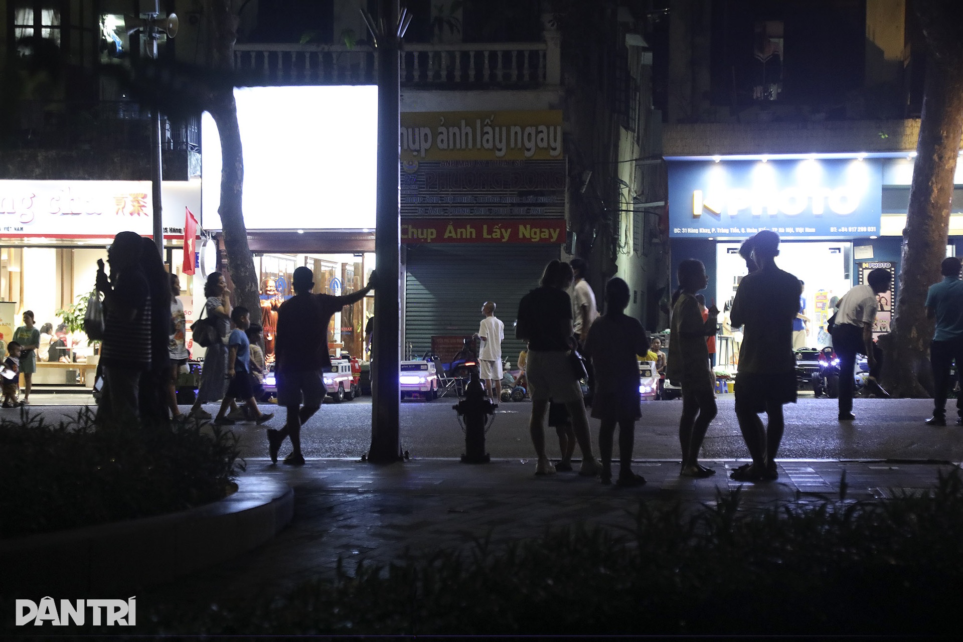 Hà Nội tắt đèn tiết kiệm điện, phố đi bộ hồ Gươm hoạt động trong bóng tối - 9 Hà Nội tắt đèn tiết kiệm điện, phố đi bộ hồ Gươm hoạt động trong bóng tối - 9