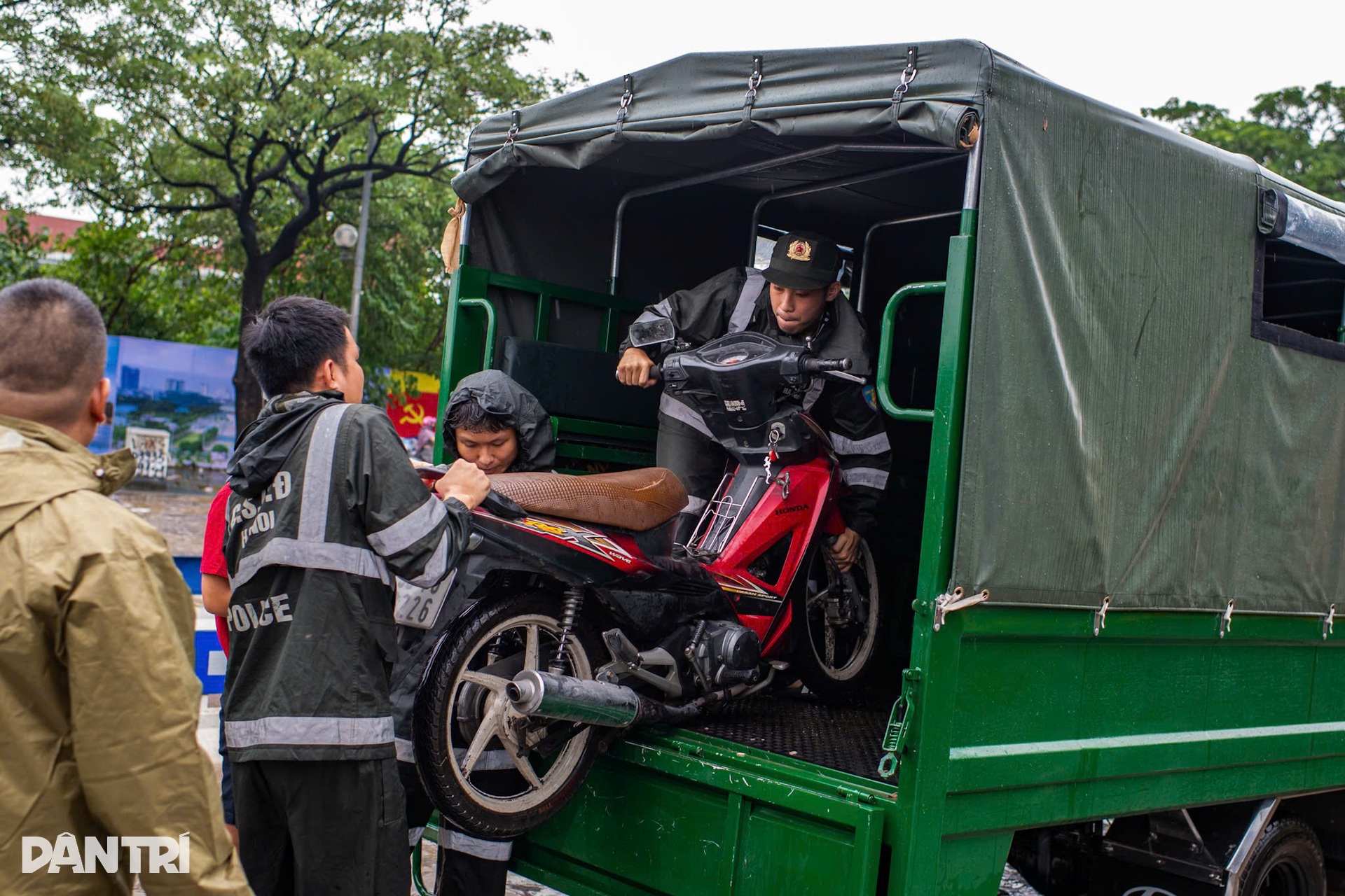 Muôn kiểu ứng phó mưa lớn, vượt ngập sâu của người Hà Nội - 21 Muôn kiểu ứng phó mưa lớn, vượt ngập sâu của người Hà Nội - 21