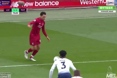 Pha xử lý bóng mềm mại của Alexander-Arnold ở phút 76