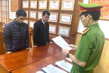 Làm giả hóa đơn để đấu thầu, giám đốc và phó giám đốc công ty bị bắt