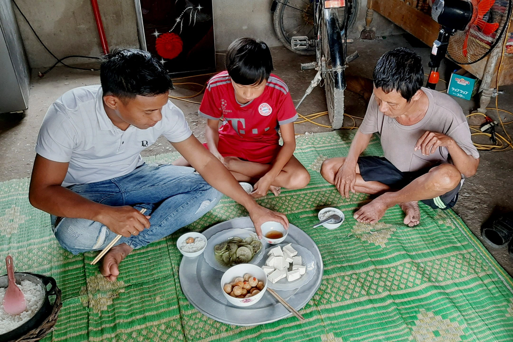 Bố bị tai biến, mẹ mất vì ung thư, chàng trai trẻ lo đàn em phải bỏ học - 7