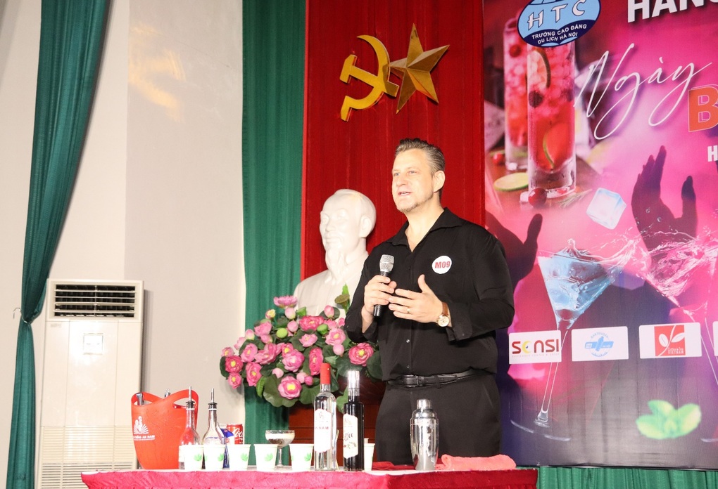 Bartender thể hiện kỹ năng nghề, vừa nhảy múa vừa pha chế - 6 Bartender thể hiện kỹ năng nghề, vừa nhảy múa vừa pha chế - 6