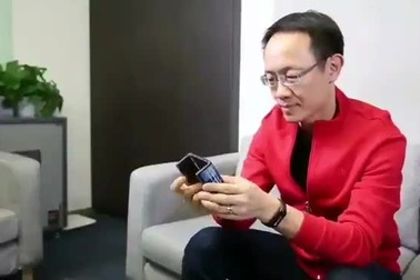 Chủ tịch Bin Lin “khoe” nguyên mẫu smartphone có thể gập được của Xiaomi