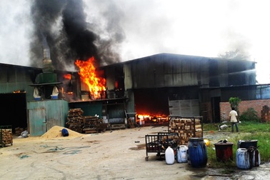"Bà hỏa" thiêu rụi xưởng gỗ lớn