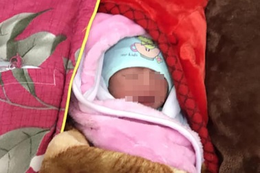 Bé trai 2 ngày tuổi bị bỏ rơi trong quán ăn