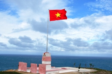 900 sinh viên chung tay xây dựng cột cờ trên đảo tiền tiêu