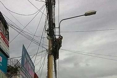 Trèo cột điện bắt dây cáp, 1 người bị điện giật tử vong