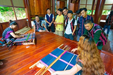 "Chạm tay" vào mùa hè cùng Cổng Trời Đông Giang