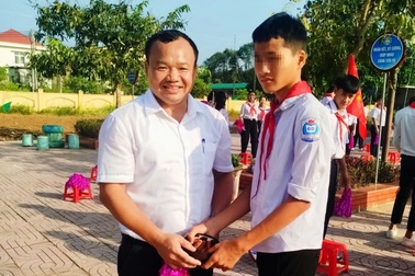 Món quà bất ngờ của Phó Bí thư Đảng ủy xã trong lễ khai giảng