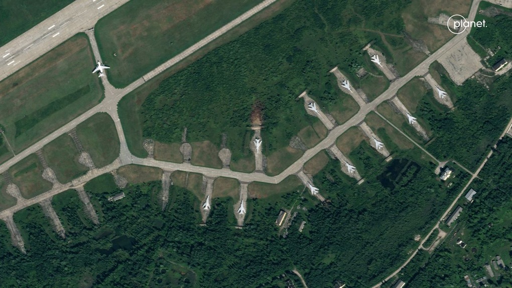 Ảnh vệ tinh hé lộ sân bay Nga sau khi bị UAV tập kích - 1 Ảnh vệ tinh hé lộ sân bay Nga sau khi bị UAV tập kích - 1