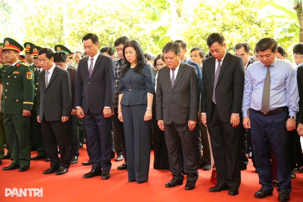Phu nhân Ngô Phương Ly dự lễ khánh thành tôn tạo Di tích Hang Tám Cô - 1 Phu nhân Ngô Phương Ly dự lễ khánh thành tôn tạo Di tích Hang Tám Cô - 1