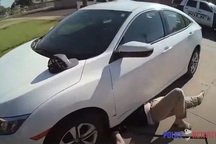 Kích nâng bị hỏng, người đàn ông mắc kẹt dưới gầm xe ô tô