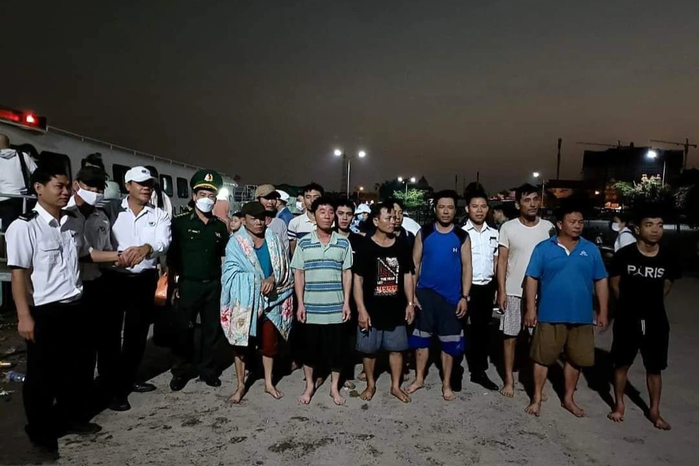 Tàu Xuyên Á gặp sự cố trên biển Bình Thuận, 11 người được cứu nạn - 1 Tàu Xuyên Á gặp sự cố trên biển Bình Thuận, 11 người được cứu nạn - 1