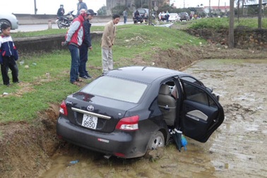 Mất lái, xe bay xuống ruộng 