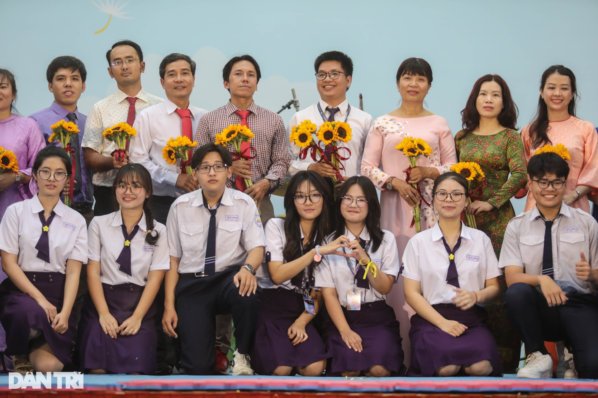Nữ sinh TPHCM ngập tràn cảm xúc trong ngày chia tay tuổi học trò - 8 Nữ sinh TPHCM ngập tràn cảm xúc trong ngày chia tay tuổi học trò - 8