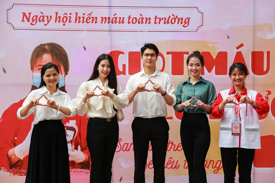 Hoa khôi, Á khôi Đại học Hà Nội rạng rỡ trong ngày hội hiến máu - 1 Hoa khôi, Á khôi Đại học Hà Nội rạng rỡ trong ngày hội hiến máu - 1