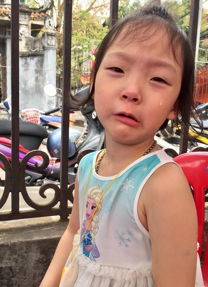 Cha mẹ hãy trò chuyện với con để trẻ có cơ hội được bày tỏ cảm xúc. Ảnh: Thanh Huyền
