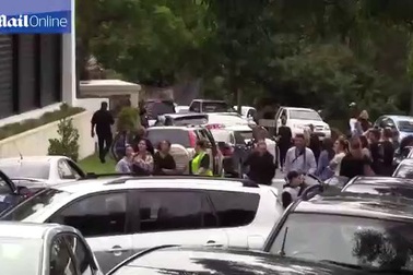 Justin Bieber bị fan vây kín khi xuất hiện trên đường phố Sydney