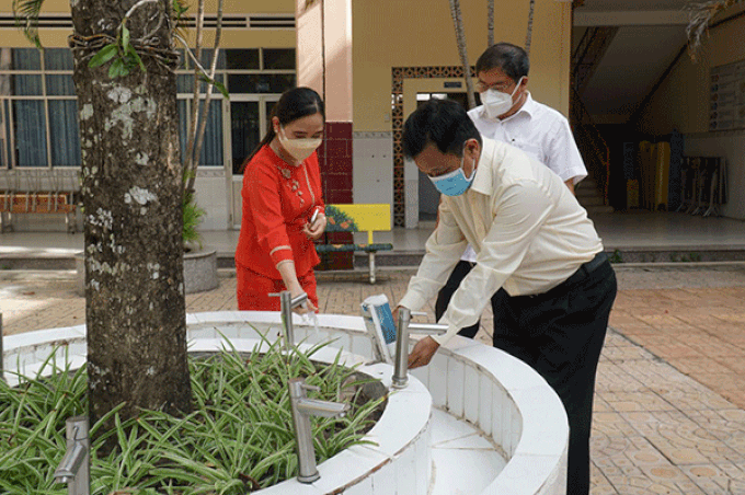 Sở GD&ĐT phối hợp Trung tâm Kiểm soát bệnh tật TP Cần Thơ tổ chức kiểm tra công tác đảm bảo an toàn phòng, chống dịch Covid-19 và việc chuẩn bị đón học sinh trở lại trường tại các cơ sở giáo dục. Ảnh baocantho.com.vn