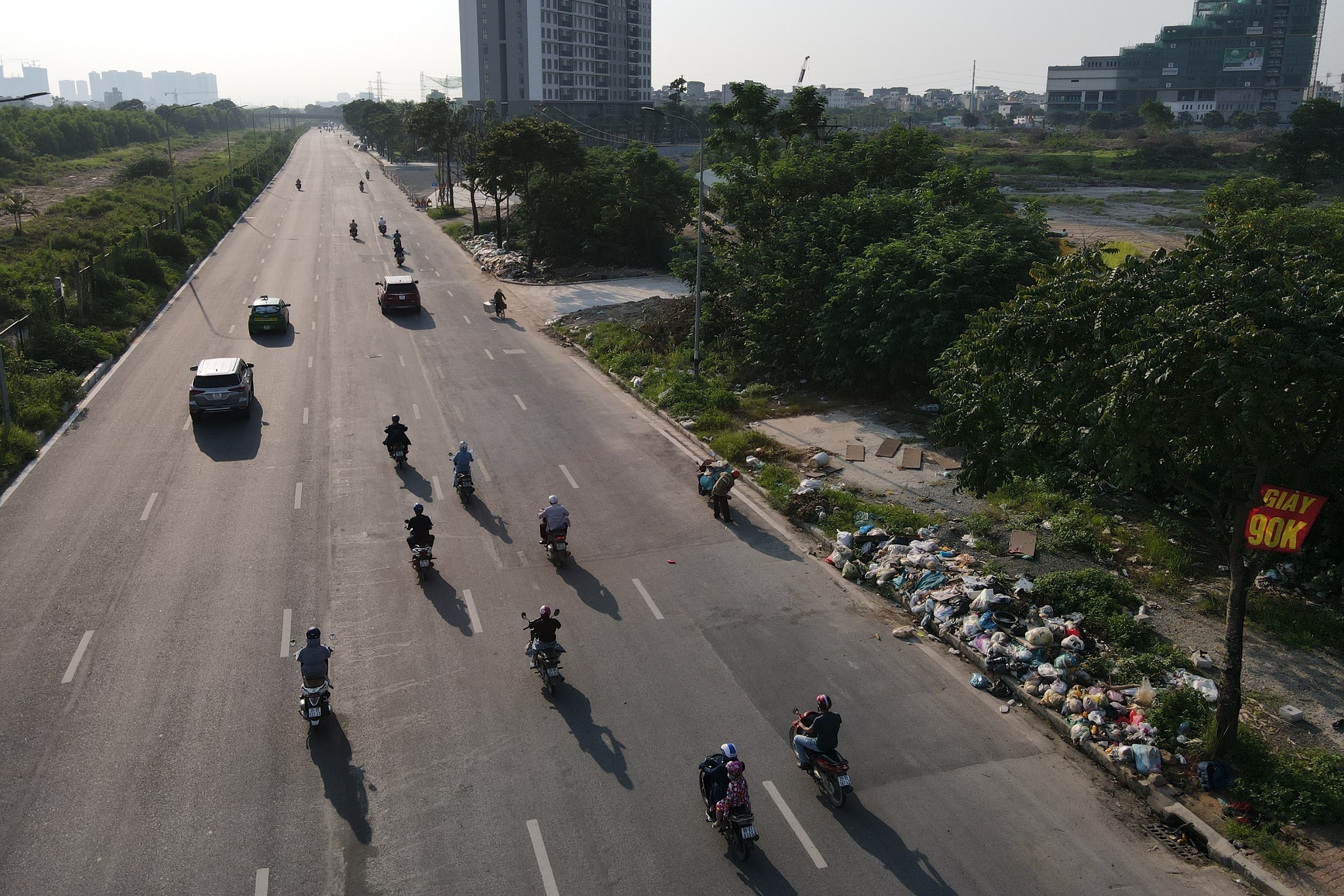 Hà Nội: Rác thải tràn lan trên đại lộ 7.500 tỷ đồng