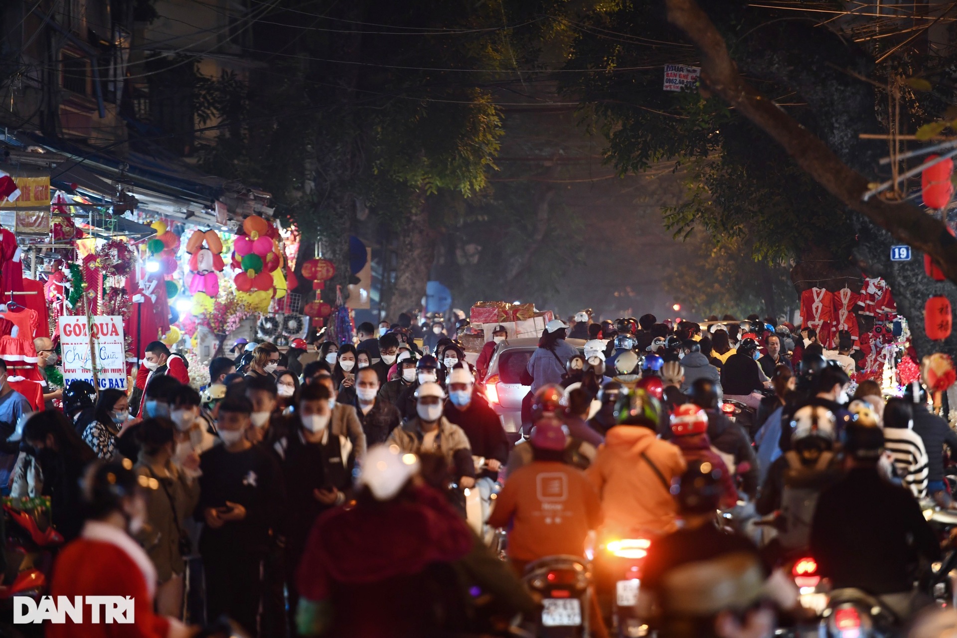 Hàng Mã và Nhà thờ Lớn cấm ra vào, đường phố Hà Nội vắng vẻ đêm Giáng sinh - 5 Hàng Mã và Nhà thờ Lớn cấm ra vào, đường phố Hà Nội vắng vẻ đêm Giáng sinh - 5
