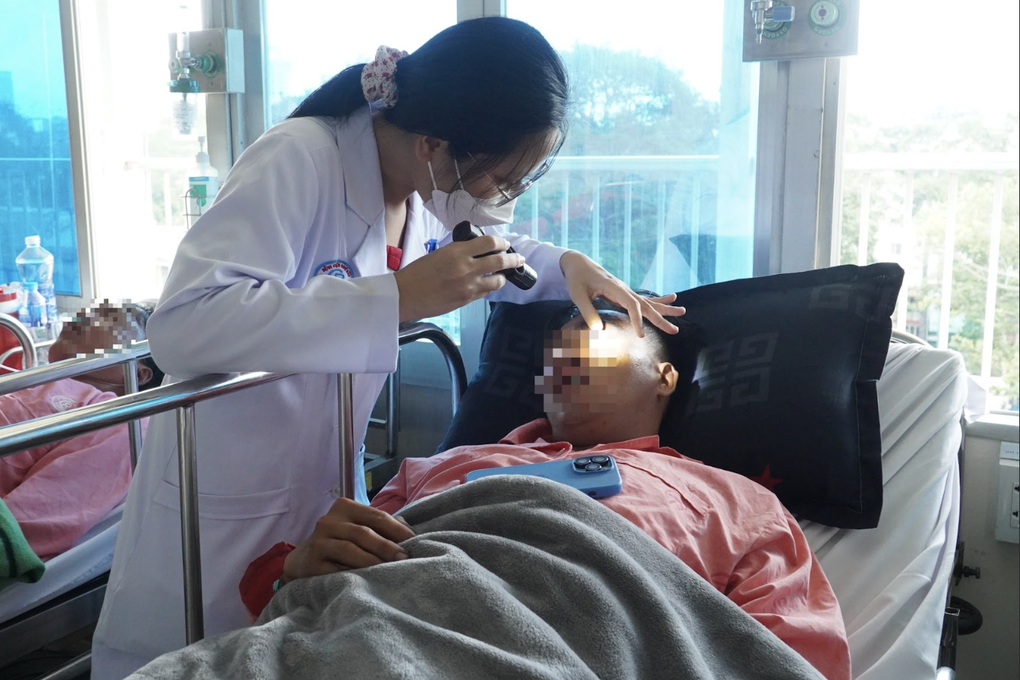 4 công nhân phải cấp cứu trong vụ mắc kẹt dưới cống ở TPHCM hiện ra sao? - 1 4 công nhân phải cấp cứu trong vụ mắc kẹt dưới cống ở TPHCM hiện ra sao? - 1