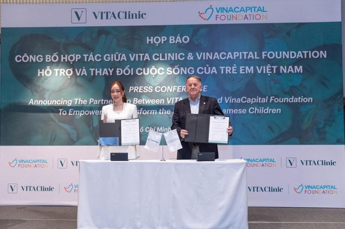 Bà Dee Trương, Tổng Giám đốc Tập đoàn VITA Clinic và ông Red Kivette Tổng Giám đốc VinaCapital Foundation ký thỏa thuận hợp tác.
