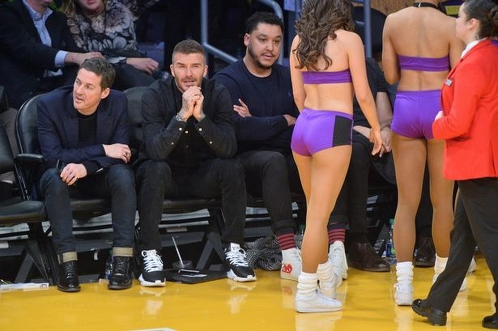 David Beckham khốn khổ vì các nàng hoạt náo viên - 11 David Beckham khốn khổ vì các nàng hoạt náo viên - 11