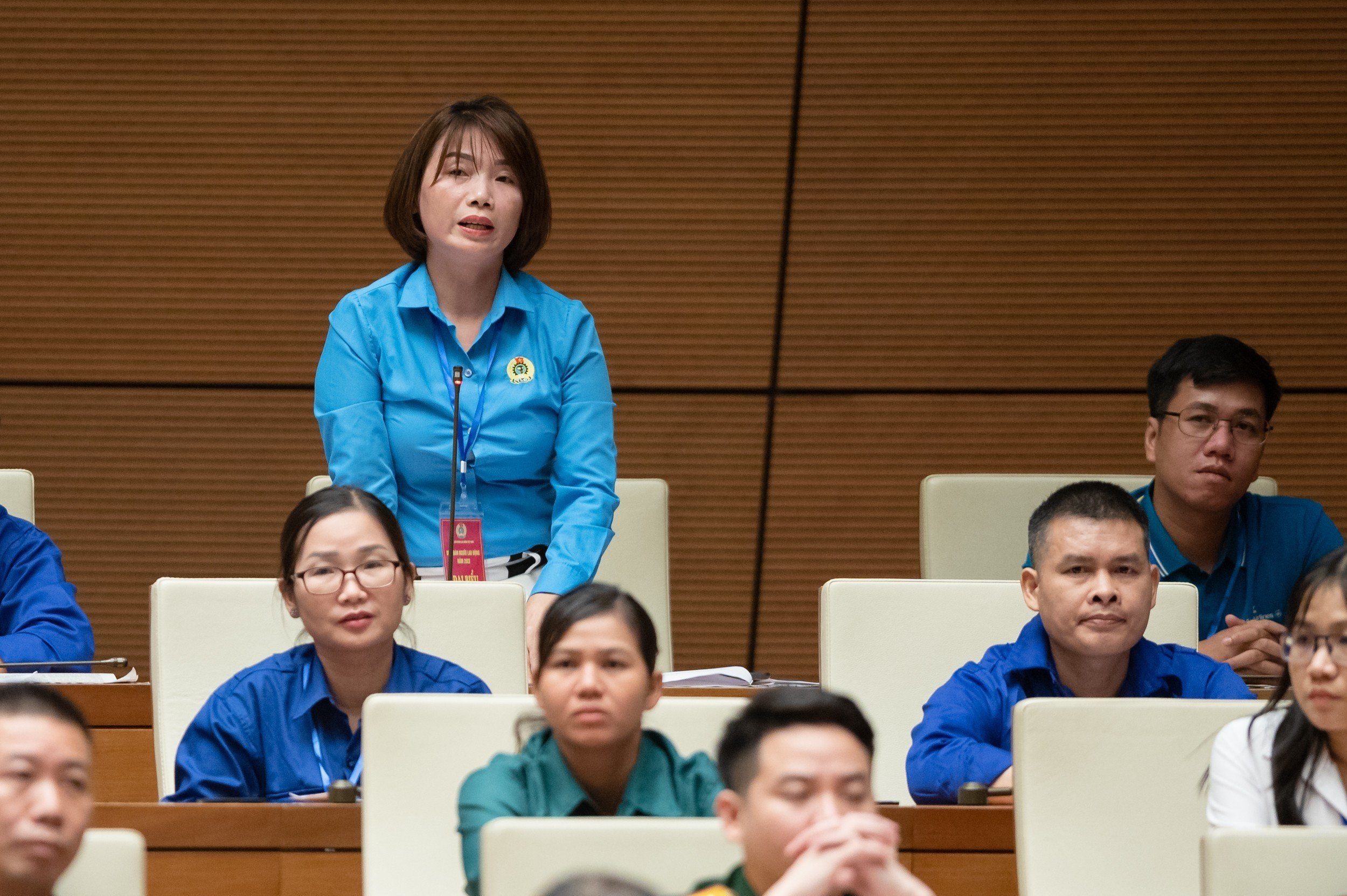 Nữ công nhân không nói lên lời khi đứng trên Hội trường Diên Hồng - 8 Nữ công nhân không nói lên lời khi đứng trên Hội trường Diên Hồng - 8