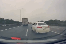 Ô tô lạng lách, chèn ép, dừng giữa đường cao tốc khiến xe khác gặp tai nạn