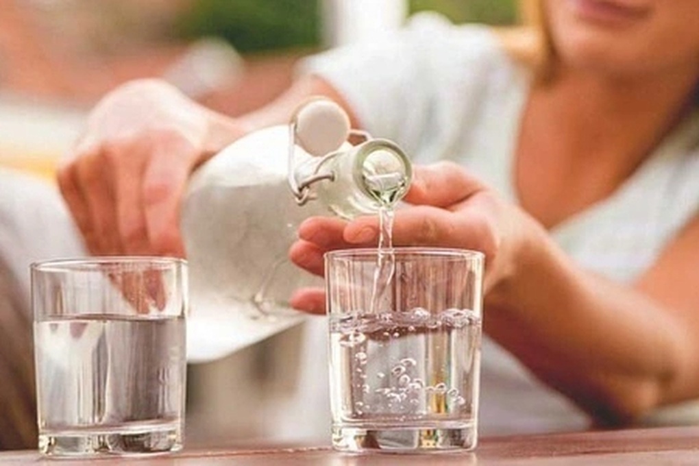 4 thói quen uống nước tưởng vô hại nhưng không tốt cho thận - 1