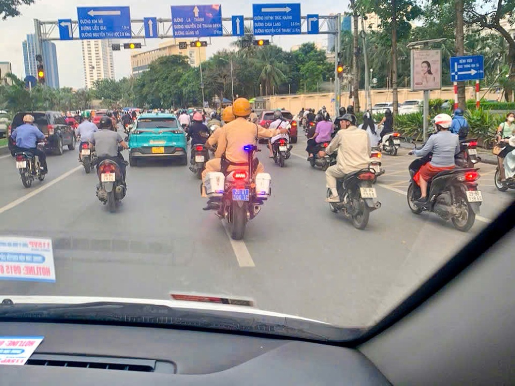 CSGT Hà Nội dùng mô tô chuyên dụng mở đường đưa cháu bé đi cấp cứu kịp thời - 1 CSGT Hà Nội dùng mô tô chuyên dụng mở đường đưa cháu bé đi cấp cứu kịp thời - 1