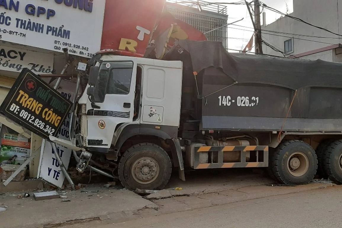 Kinh hoàng xe tải va chạm xe con rồi lao vào nhà dân bên quốc lộ - 2 Kinh hoàng xe tải va chạm xe con rồi lao vào nhà dân bên quốc lộ - 2