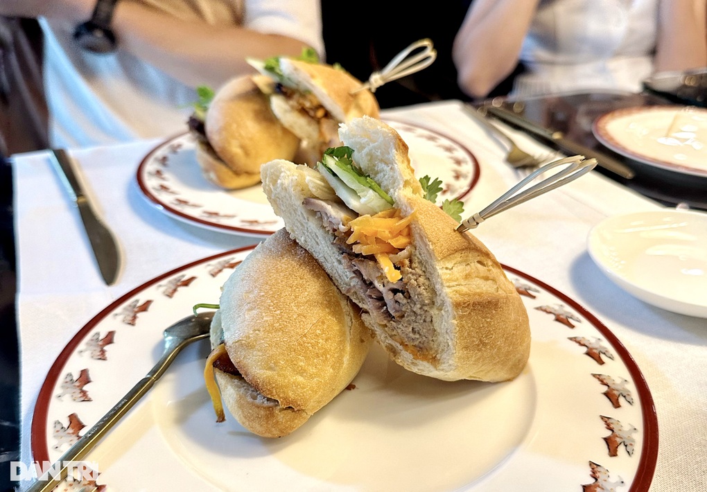 Cận cảnh chiếc bánh mì giá 260.000 đồng ở Hà Nội - 1 Cận cảnh chiếc bánh mì giá 260.000 đồng ở Hà Nội - 1