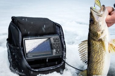 “Quái vật phương Đông” tràn về khiến người Pháp thích thú câu cá... trên băng