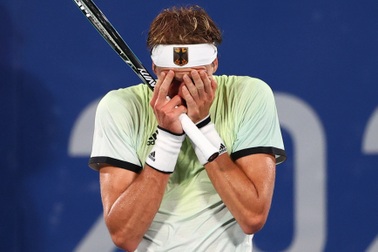 Alex Zverev khóc và xin lỗi sau khi làm tan mộng HCV của Djokovic