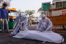 Cuộc sống "quen với thi thể" của những người gom xác ở Ấn Độ